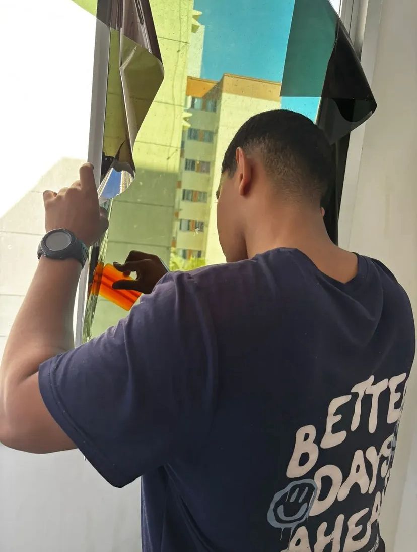 Ambiente com película instalada em vidro, com controle de luz e conforto